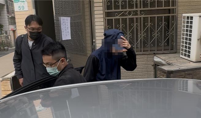 1名疑为服务处人员被带走。（洪靖宜摄）