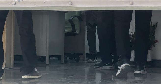 大寮服务处一早就出现多名检调人员。（洪靖宜摄）