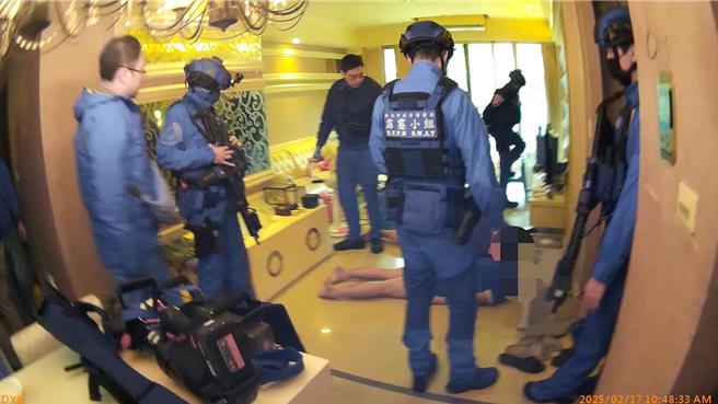 警方全副武装攻坚制伏2名诈骗集团车手。（警方提供）