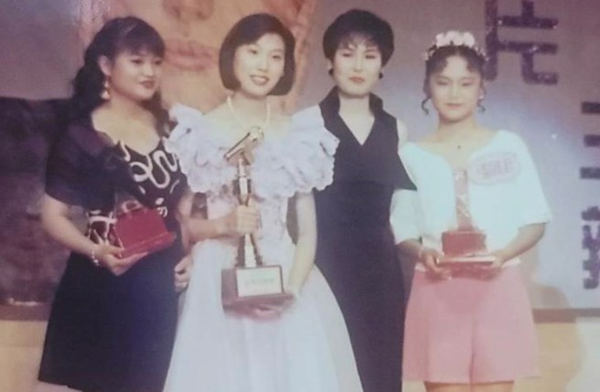 余秀娟（左二）20多年前参加江蕙杯歌唱比赛，夺冠后圆梦见到偶像江蕙（右二）。（百福唱片提供）
