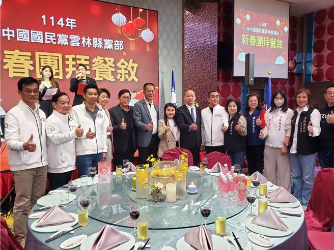 立法院长韩国瑜（右七）出席国民党云林县党部新春团拜餐叙，多位云林县议员与他合影。（周丽兰摄）