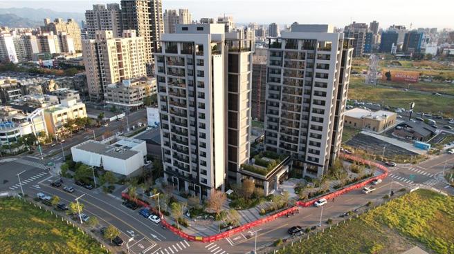 「磐兴宽心」即将交屋，从娘家馆外廊到宽心街廓规划大面积退缩，延续企业ESG友善邻里宗旨。图／业者提供