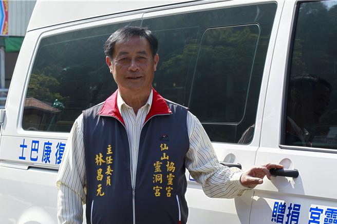 苗栗县狮潭乡灵洞宫主委林昌元表示，除了此次捐赠，灵洞宫长期致力于公益，每年捐款百万元，热心支持急难救助与地方弱势群体的帮助。（吕丽甄摄）