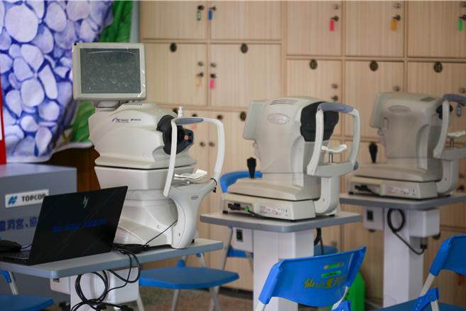 苗栗县狮潭乡仙山灵洞宫捐赠3台眼部检查仪器：全自动电脑验光机、眼底照相机及气动式眼压机给狮潭乡卫生所。（吕丽甄摄）