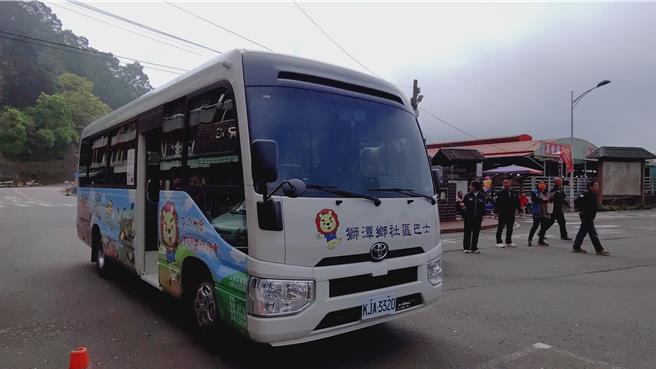 苗栗县狮潭乡仙山灵洞宫主委林昌元表示，2021年捐赠1辆社区巴士给狮潭乡公所，提供当地居民更便捷的交通服务，改善了在地的出行便利性。（吕丽甄摄）