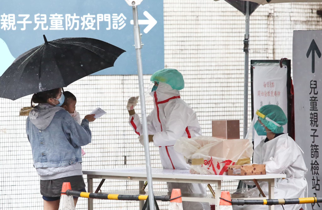 健保署今年推动医院个别总额，为避免衝量，要求大医院营收的门诊占比不超过55％。图为医院防疫门诊。（示意图／本报资料照）