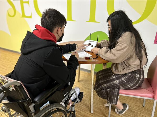 新竹市政府今年升级「身心障碍者紧急救援服务」，新增具备求救、定位与跌倒侦测功能的「行动照护表」，让身障者在外出时也能获得即时守护。（新竹市政府提供／陈育贤新竹传真）