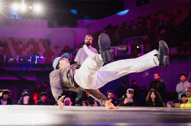 为推动青年参与国际事务，台北市政府青年局推出「促进青年国际发展补助」计画，鼓励15至45岁的台北市青年勇敢前往海外追梦。图为霹雳舞选手郑馨维赴国外参赛照片。（北市青年局提供／丁上程台北传真）