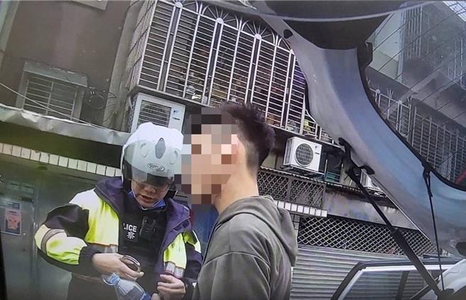 29岁林姓男子本月16日在新北市树林区太平路上停车昏睡，因没熄火被民眾报警，警方到场拍窗才发现他车上竟带有大量毒品，依违反《毒品危害防制条例》移送新北地检署，并持续向上溯源厘清。（翻摄画面）