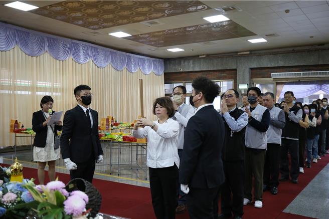 今由嘉义市长黄敏惠主持开香及点灯仪式，向21位早年为国为民牺牲奉献的已故荣民英灵致上最崇高敬意。（翻摄自民政处脸书／吕妍庭嘉义传真）