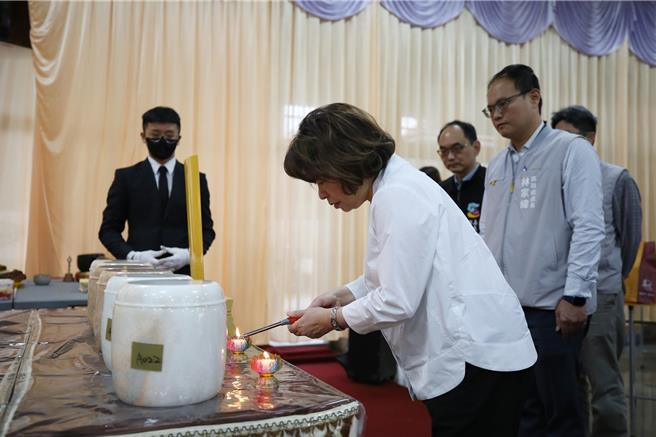 嘉义市长黄敏惠主持开香及点灯仪式。（翻摄自民政处脸书／吕妍庭嘉义传真）