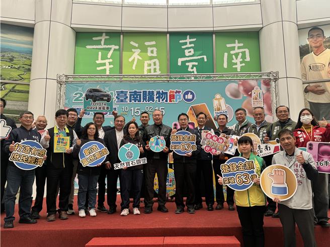 台南購物節今天抽出壓軸大獎，價值300萬元1公斤的黃金磚。（曹婷婷攝）