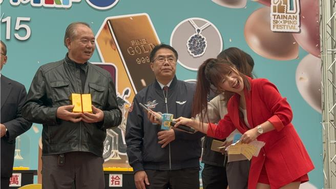 黃偉哲致電通知抽到黃金的幸運兒。（曹婷婷攝）