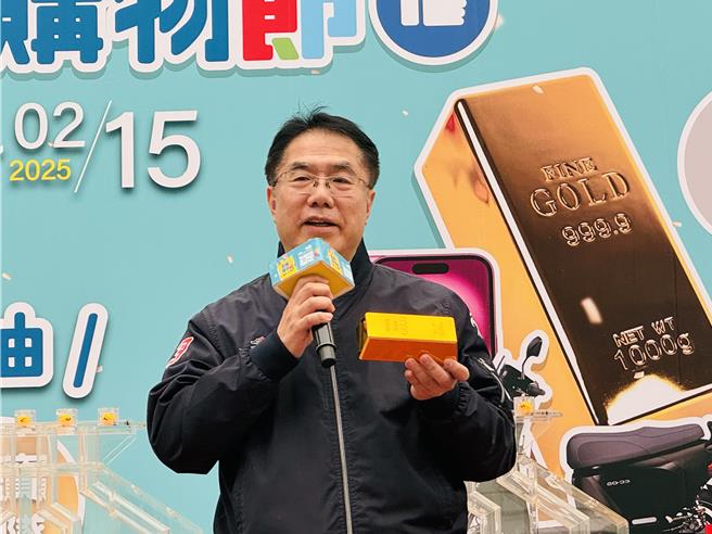台南購物節今天抽出壓軸大獎，價值300萬元1公斤的黃金磚。（曹婷婷攝）
