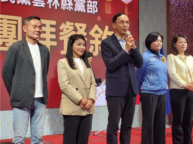 国民党主席朱立伦（右三）20日出席国民党云林县党部新春团拜，左一起是立委丁学忠、张嘉郡、朱立伦、张丽善、许宇甄。（周丽兰摄）