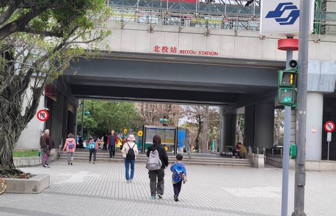 北投站清洁员助翁暖举网讚爆。（记者游定刚拍摄）