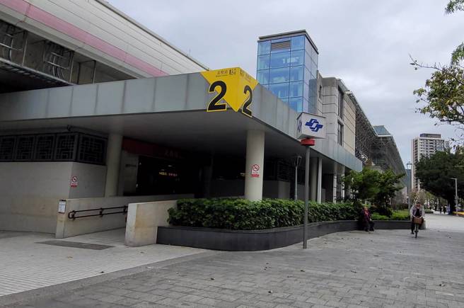 一名阿公在北投站「爆浆」满地，清洁员暖举网友全目击。（记者游定刚拍摄）