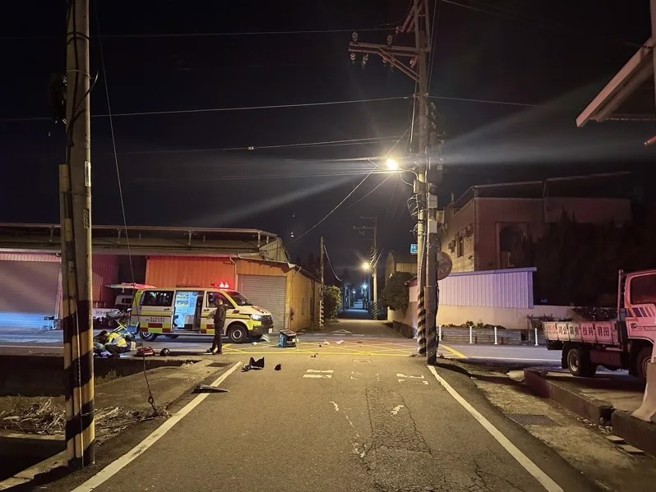 台中市大雅区18日深夜发生严重车祸，货车和机车路口强烈撞击，外送员骑士送医不治。（翻摄画面）