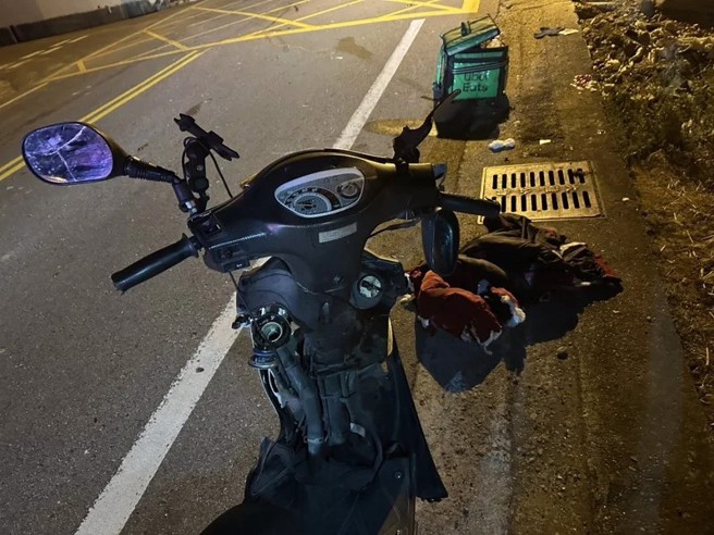台中市大雅区18日深夜发生严重车祸，货车和机车路口强烈撞击，外送员骑士送医不治。（翻摄画面）
