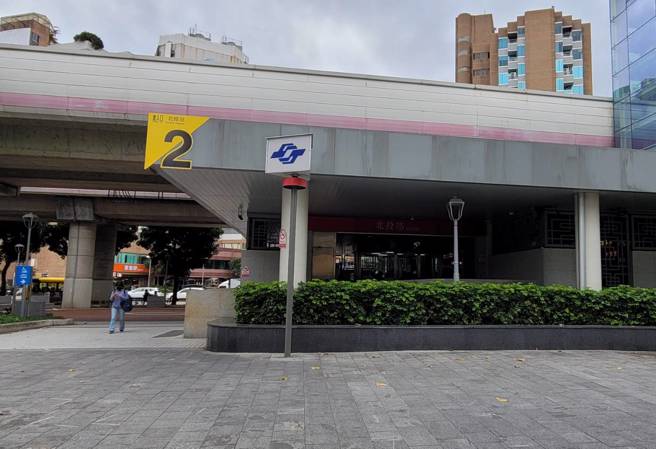 北投捷运清洁员助翁暖举，网友希望北捷可以发奖金鼓励。（记者游定刚拍摄）