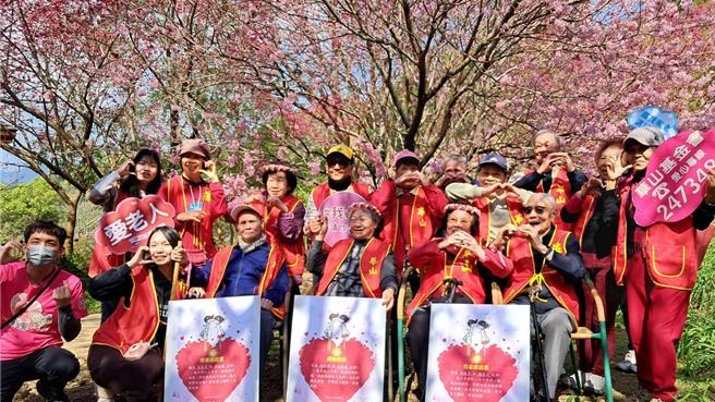 华山基金会邀请长辈赏樱。（李京升摄）