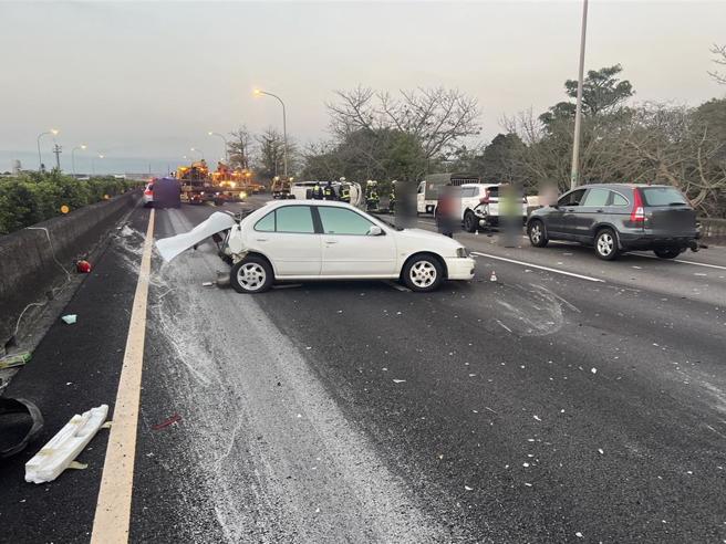 國道1號豐原段昨天傍晚發生嚴重6車追撞車禍，整起事故造成2死2傷。（民眾提供／李京昇台中傳真）

