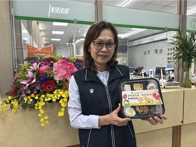 竹塘乡农会准备了「庆祝农民节贺新春餐盒」，有竹塘飘䅨米、萝卜糕、年糕、发糕等在地美食，美味受欢迎。（竹塘乡农会提供／叶静美彰化传真）