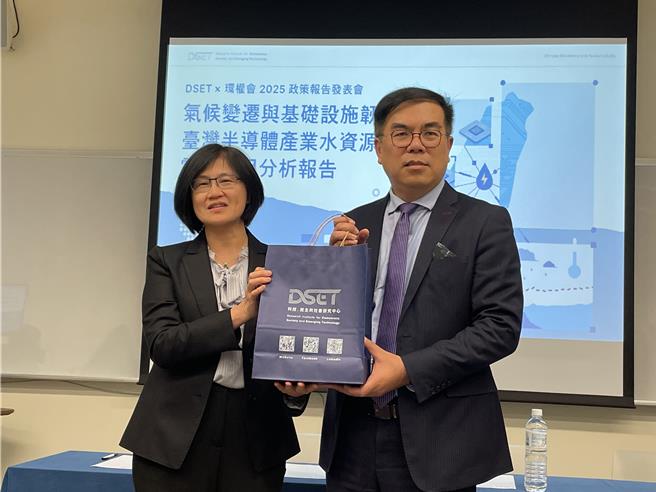 科技、民主与社会研究中心与环境权保障基金会20日举办记者会，发布「气候变迁与基础设施韧性：台湾半导体产业水资源与电力使用分析报告」，环境部长彭启明（右）出席致词。（蔡佩珈摄）