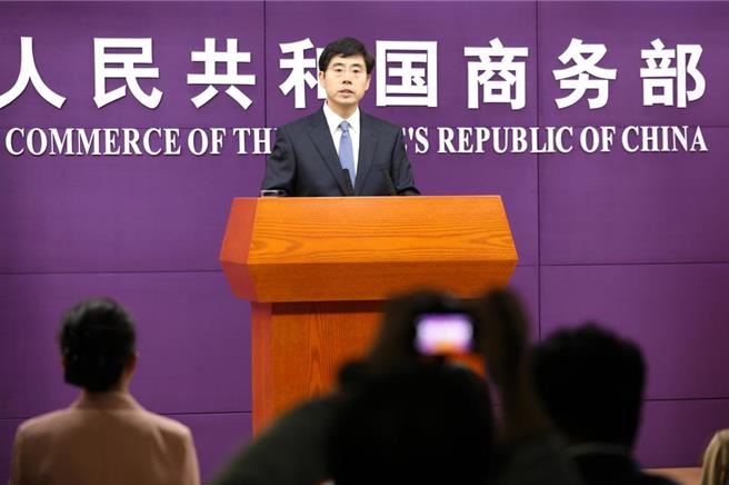 中国商务部发言人何亚东20日表示，中方敦促美方不要动辄挥舞「关税大棒」，把关税作为工具，四处搞胁迫。（摘自中新社）