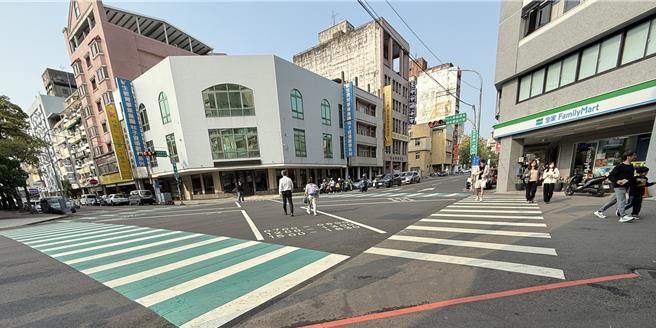 台中市的斑马线相当接近十字路口，右转车辆需留意转角是否有行人正准备踏进斑马线，否则一旦进入转角看到行人再煞车也会构成违规事实。（宝智华摄）