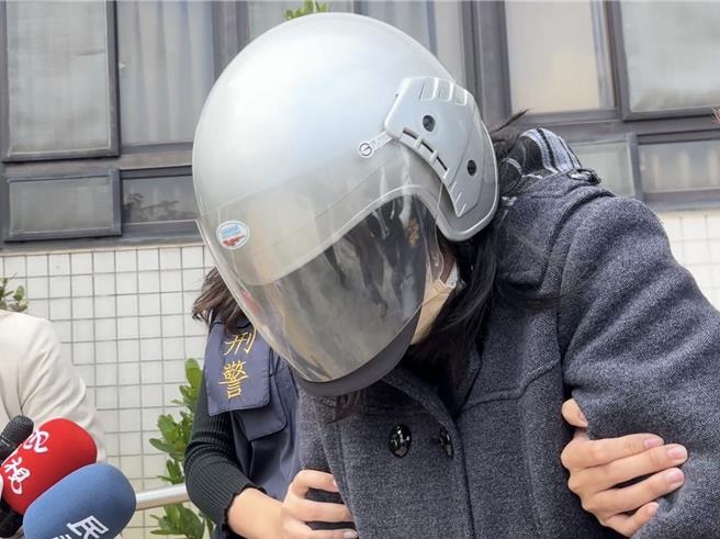 33歲吳姓男子與30歲陳姓妻子疑似虐待2歲兒子導致男童昏迷，今（20）日被土城警分局依《刑法》重傷害罪、妨害幼童發育罪移送新北地檢署複訊，陳女也被起底是板橋地區的國小代課教師，新北市教育局說，已將其停職。（柯毓庭攝）