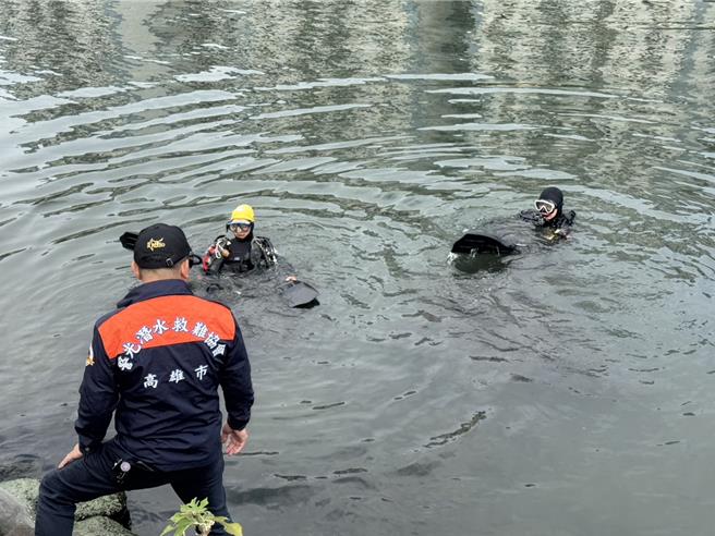 潜水人员协助下水打捞找寻尸块。（本报资料照）