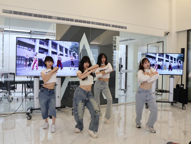 今（20）日MV 正式于AI中心首映，活动更邀请东海AI主播「默希」亲自播报介绍，并由现代舞蹈社学生的精湛演出揭开序幕。(照片/东海大学提供)
