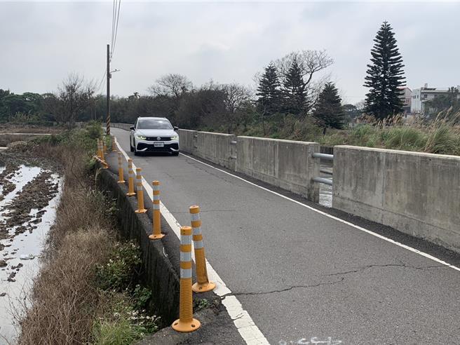 桃园市中坜区大圳路为连结青埔地区、中坜工业区的重要道路之一，平时车流量大，加上灯会期间来往车流频繁，但路幅却非常狭小，最宽路段仅4米宽，会车相当不易，车祸也频传。（廖姮玥摄）