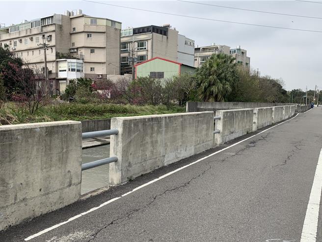 桃园市中坜区大圳路为连结青埔地区、中坜工业区的重要道路之一，平时车流量大，加上灯会期间来往车流频繁，但路幅却非常狭小，最宽路段仅4米宽，会车相当不易，车祸也频传。（廖姮玥摄）