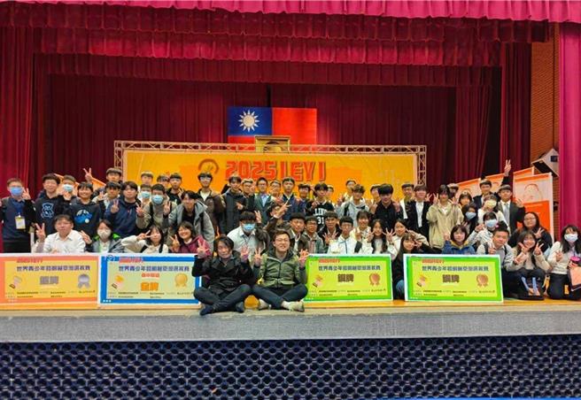 云林县虎尾镇扬子中学参加「2025年IEYI国际青少年发明展」拿下1金1银6铜21佳作，校长林俊宏20日表示这场科技盛会，帮助学生将108课纲「做中学」精神，成功转化为创新能量。（扬子中学提供／张朝欣云林传真）