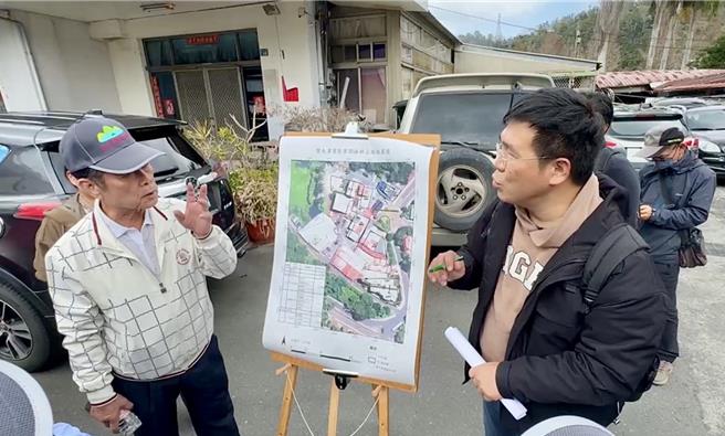 南投县议员谢明谋关切日月潭土地正义学会成员权益，林保署南投分署科长黄凯洛仔细解释。（杨静茹摄）