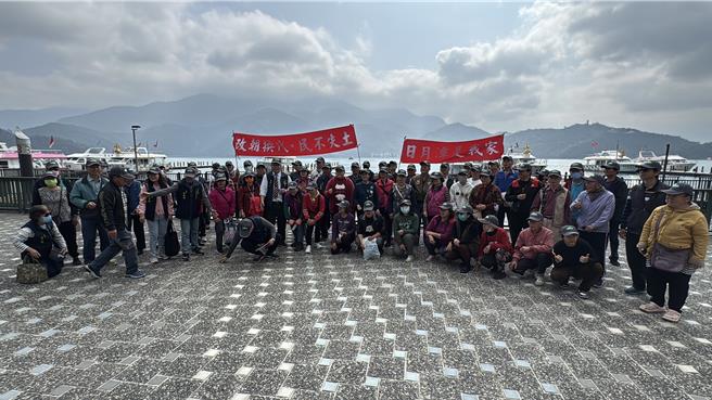 日月潭土地正义学会高举「改朝换代、民不失土」、「日月潭是我家」等旗帜，要政府还他们土地。（杨静茹摄）