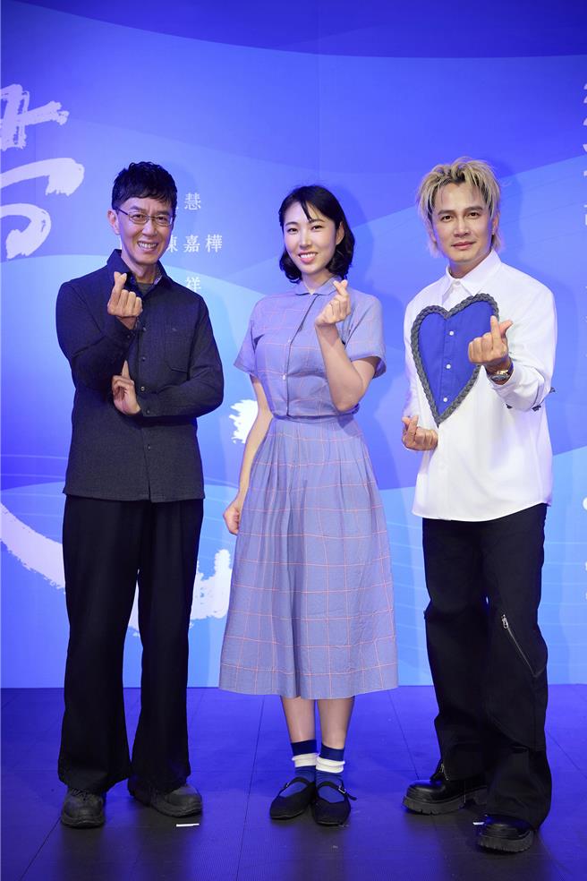 羅文裕（右起）、王若琳及林生祥20日出席演唱會記者會。（客家委員會提供）