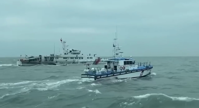 海巡署金马澎分署第十二巡防区今（20日）下午2时许，侦获4艘大陆海警船现身金门南方海域，立即启动应变机制，排程巡防艇进行监控处置。随后，海巡署迅速部署，对大陆海警船进行有效驱离。（图海巡署提供／简铭柱翻摄）