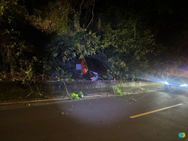 驾驶开山路不明原因失控撞护栏，车辆卡在边坡与护栏之间，自行脱困送医。（翻摄画面）