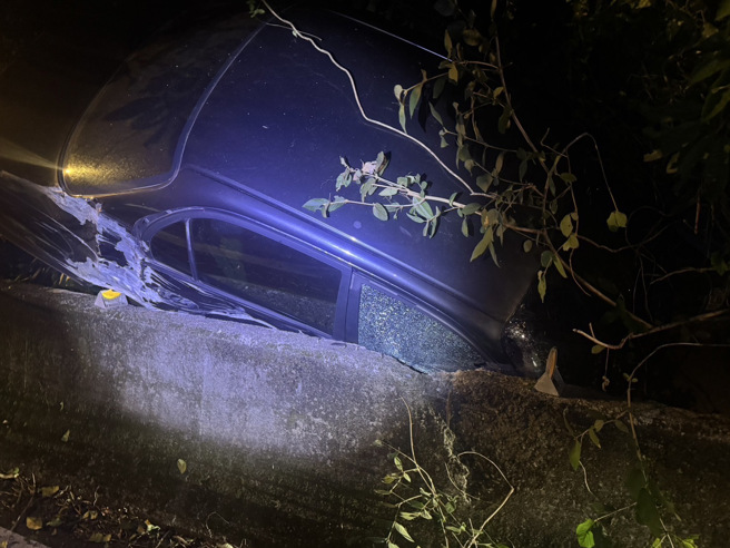 驾驶开山路不明原因失控撞护栏，车辆卡在边坡与护栏之间，自行脱困送医。（翻摄画面）