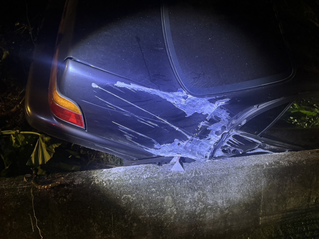 驾驶开山路不明原因失控撞护栏，车辆卡在边坡与护栏之间，自行脱困送医。（翻摄画面）