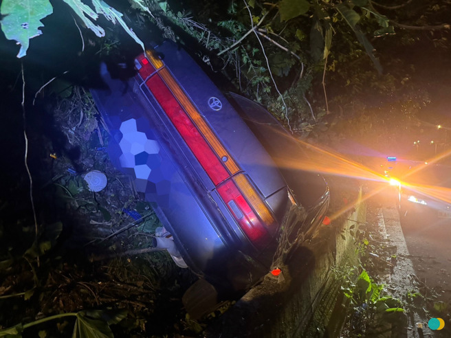 驾驶开山路不明原因失控撞护栏，车辆卡在边坡与护栏之间，自行脱困送医。（翻摄画面）