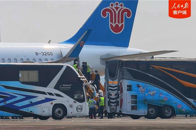 苗瓦迪首批200名陆籍涉诈嫌疑人被押解回陆。（人民日报用户端）