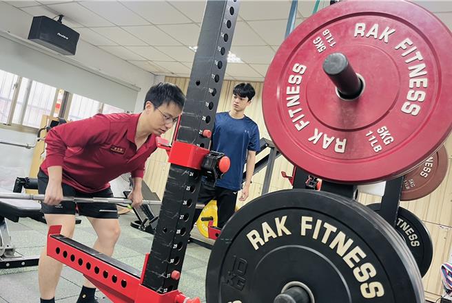 在消防工作的高压环境下，消防员需要承受长时间的高强度体能消耗，这些动作容易造成肌肉紧绷及关节负担。桃园市消防局第一大队迴龙分队邀请国立体育大学运动防护员前往，为消防员提供专业的筋膜舒缓服务，并教学肌肉放松课程，也教导如何正确使用重训器材。（消防提供）