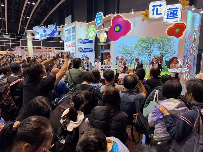 傅昆萁与花莲县府及多位乡镇长，到香港介绍花莲各地的特色，并与县府同仁组团参加香港旅展，尽快引进国际观光客。(戴志扬翻摄)