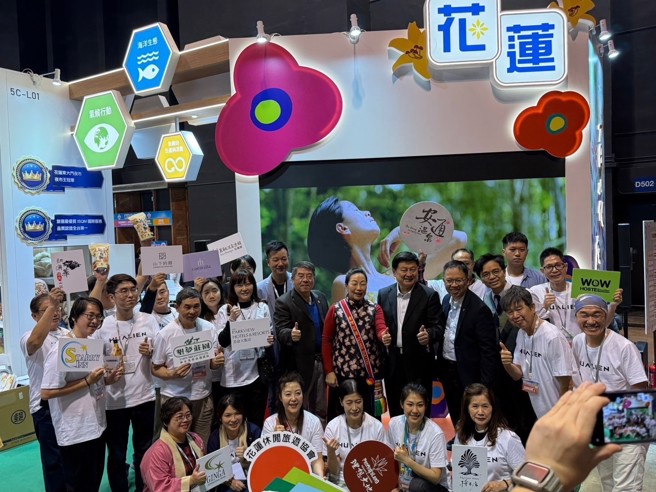 傅昆萁与花莲县府及多位乡镇长，到香港介绍花莲各地的特色，并与县府同仁组团参加香港旅展，尽快引进国际观光客。(戴志扬翻摄)