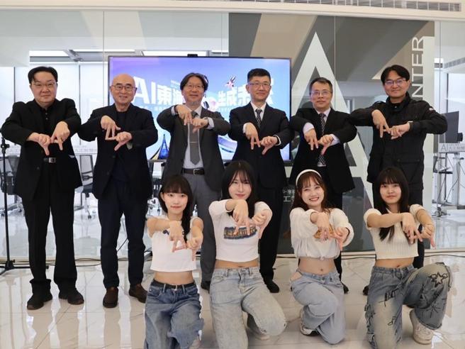 後排圖右起,東海大學公事處長黃兆璽、圖資長楊朝棟、教務長楊定亞、副校長張嘉修、AI人工智慧中心主任羅文聰,及大渡山學會主任張運宗。圖/劉朱松