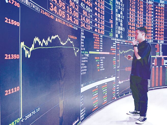 台股19日反應川普關稅大刀揮向汽車、晶片等產業，加上台指期壓低結算，加權指數終止連二漲，下跌62點收23,604點，成交量放大至3,896億元。圖／本報資料照片